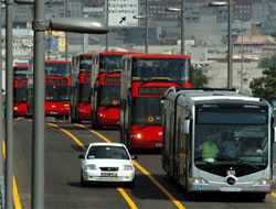 Metrobüs köprüden geçecek