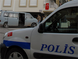 Polis aracı takla attı