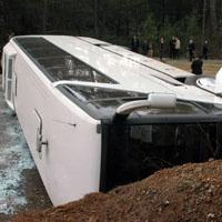 Futbolcuların otobüs devrildi